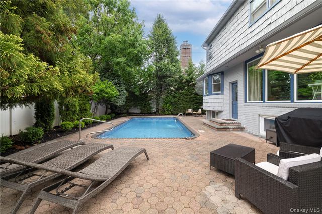 6 Blenheim Court, Rockville Centre, NY 11570