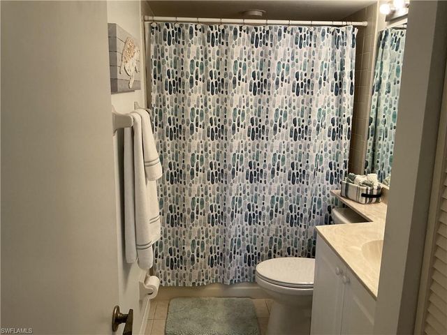 5550 Trailwinds DR 615, Fort Myers, FL 33907