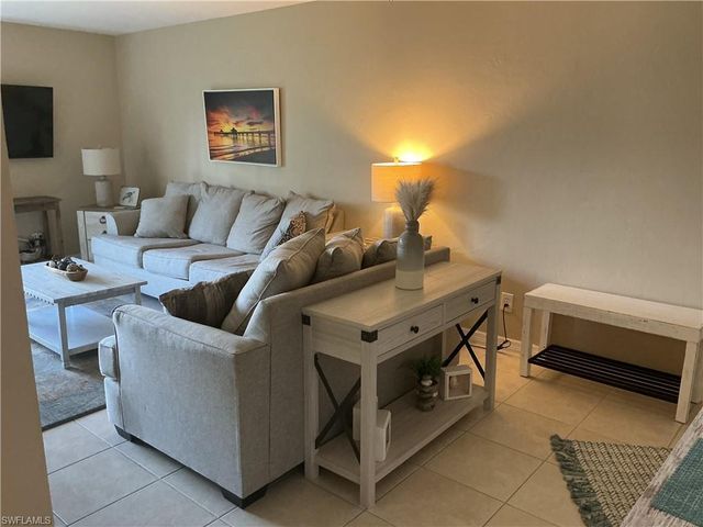 5550 Trailwinds DR 615, Fort Myers, FL 33907