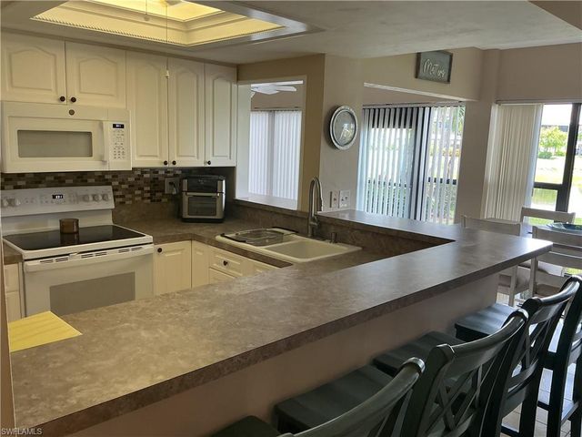 5550 Trailwinds DR 615, Fort Myers, FL 33907