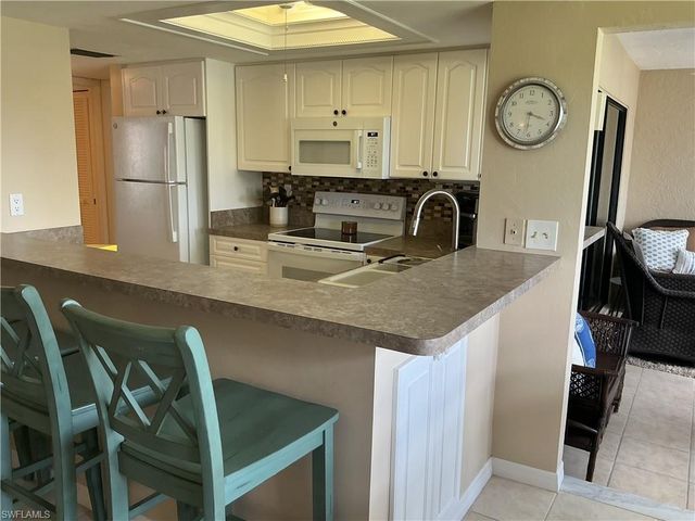 5550 Trailwinds DR 615, Fort Myers, FL 33907