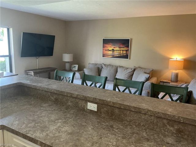 5550 Trailwinds DR 615, Fort Myers, FL 33907