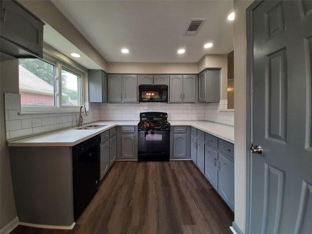 8406 Woodland Willows Drive, Houston, TX 77083