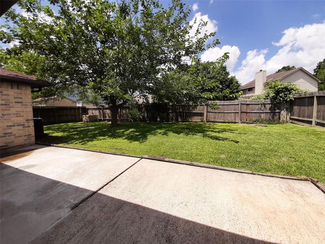 8406 Woodland Willows Drive, Houston, TX 77083