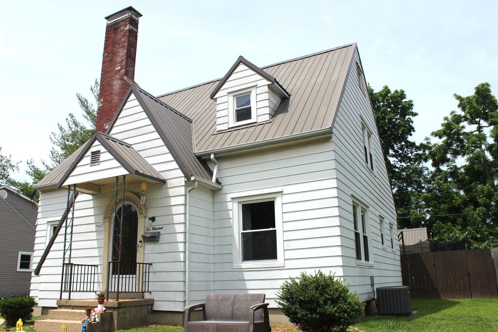Image 1 of property listing at 200 E Bennett Street E, Salem, IL 62881