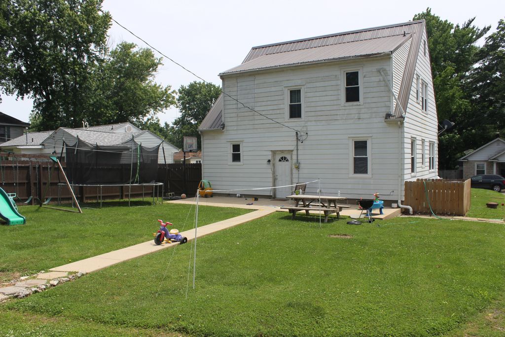 Image 3 of property listing at 200 E Bennett Street E, Salem, IL 62881