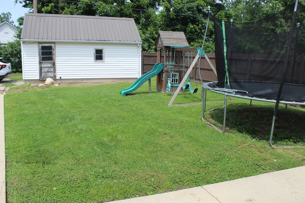 Image 5 of property listing at 200 E Bennett Street E, Salem, IL 62881