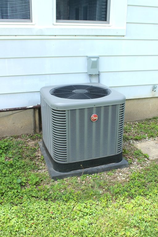 Image 8 of property listing at 200 E Bennett Street E, Salem, IL 62881