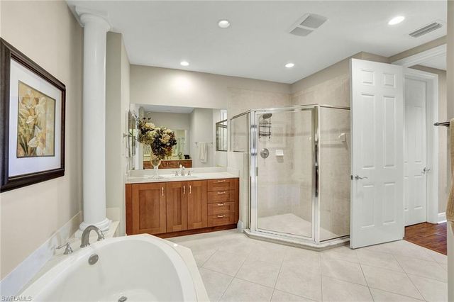 9234 Tesoro LN 101, Naples, FL 34114