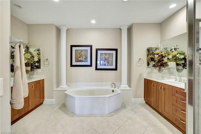 9234 Tesoro LN 101, Naples, FL 34114