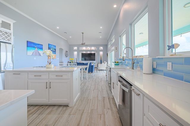 9 Northpointe Dr, Rockport, TX 78382
