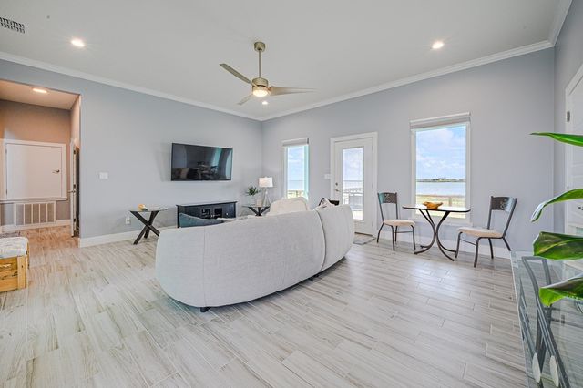 9 Northpointe Dr, Rockport, TX 78382