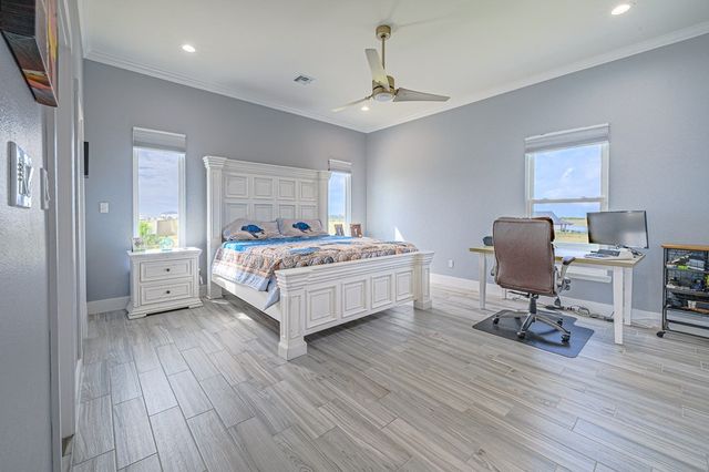 9 Northpointe Dr, Rockport, TX 78382