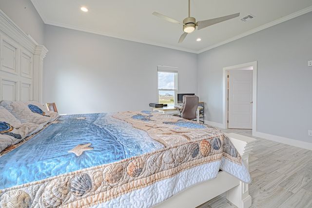 9 Northpointe Dr, Rockport, TX 78382