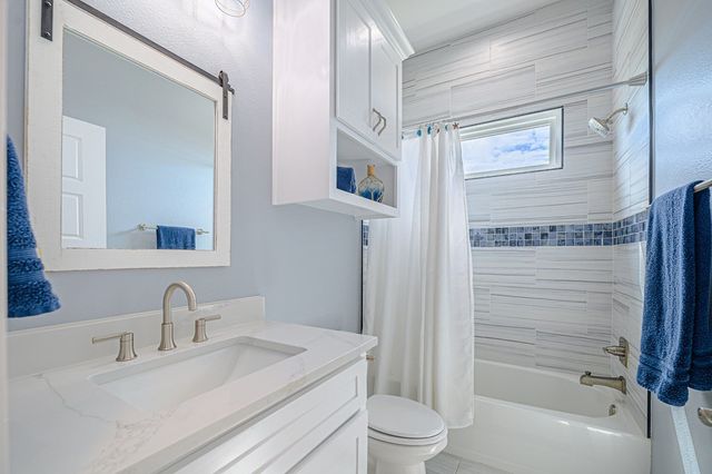 9 Northpointe Dr, Rockport, TX 78382
