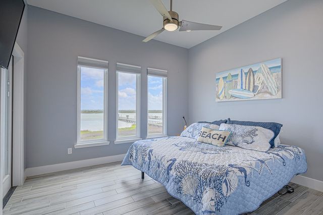 9 Northpointe Dr, Rockport, TX 78382