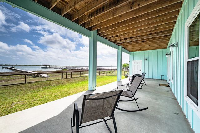 9 Northpointe Dr, Rockport, TX 78382