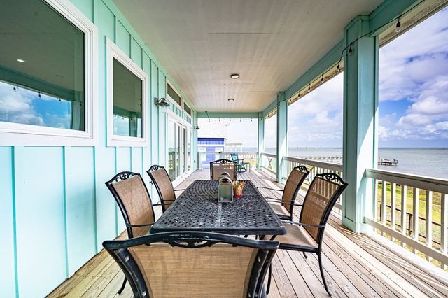 9 Northpointe Dr, Rockport, TX 78382