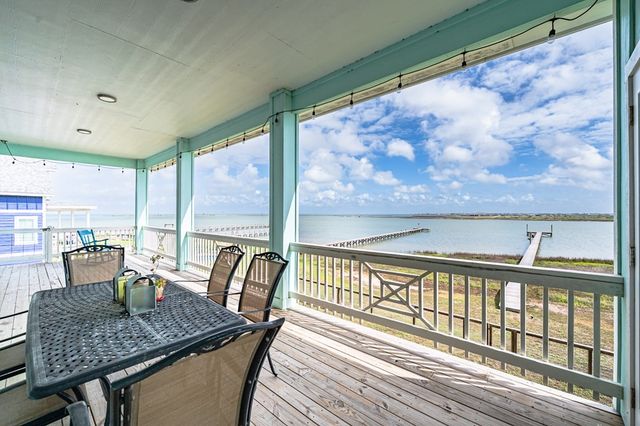 9 Northpointe Dr, Rockport, TX 78382