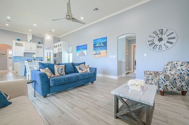 9 Northpointe Dr, Rockport, TX 78382