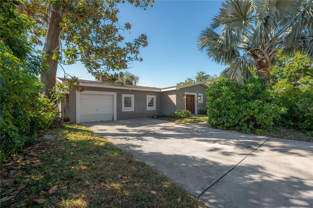 4606 W OAKELLAR AVENUE, Tampa, FL 33611