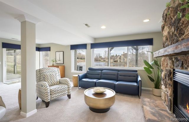 479 Newburne Pointe, Bloomfield Hills, MI 48304