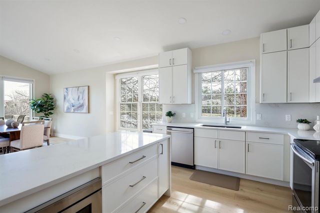 479 Newburne Pointe, Bloomfield Hills, MI 48304