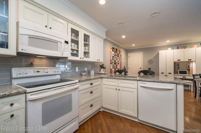 1361 Knollcrest Circle, Bloomfield Charter Township, MI 48304