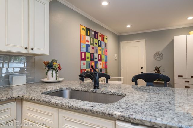 1361 Knollcrest Circle, Bloomfield Charter Township, MI 48304