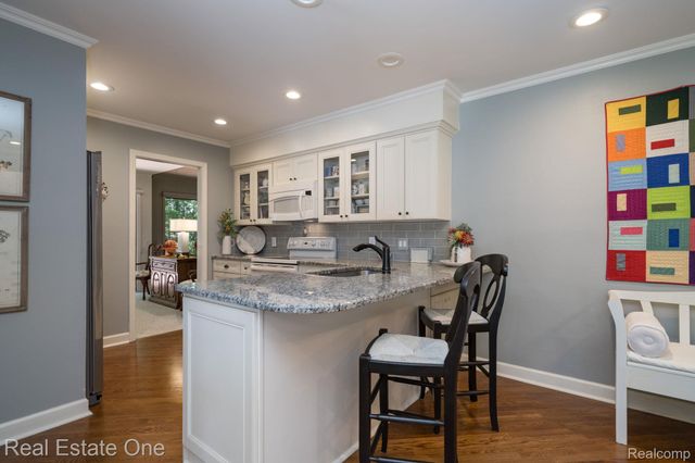 1361 Knollcrest Circle, Bloomfield Charter Township, MI 48304