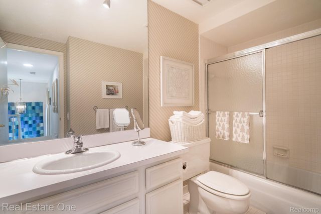 1361 Knollcrest Circle, Bloomfield Charter Township, MI 48304