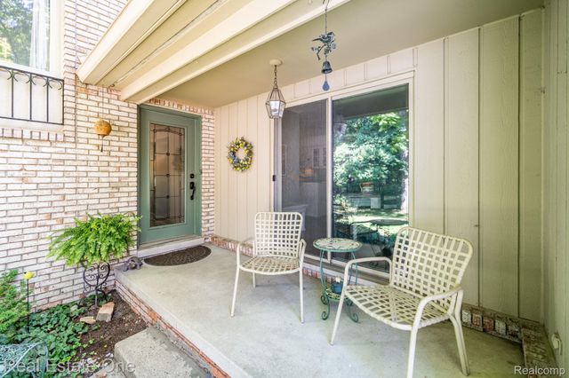1361 Knollcrest Circle, Bloomfield Charter Township, MI 48304