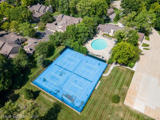 1361 Knollcrest Circle, Bloomfield Charter Township, MI 48304