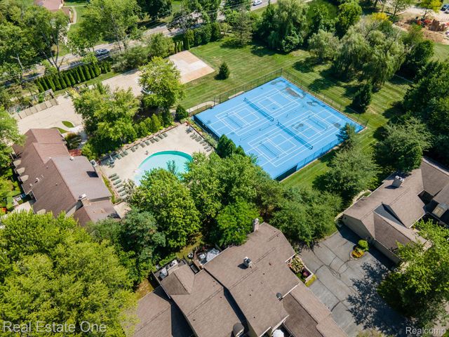 1361 Knollcrest Circle, Bloomfield Charter Township, MI 48304