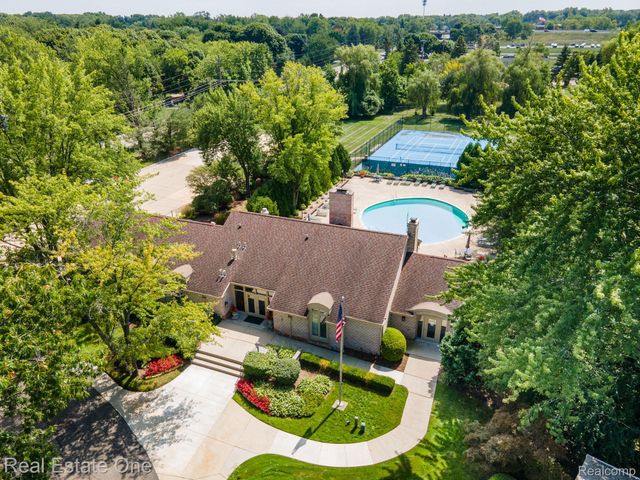 1361 Knollcrest Circle, Bloomfield Charter Township, MI 48304