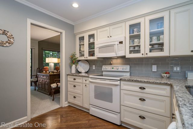 1361 Knollcrest Circle, Bloomfield Charter Township, MI 48304