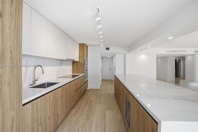 600 Grapetree Dr 4BS, Key Biscayne, FL 33149