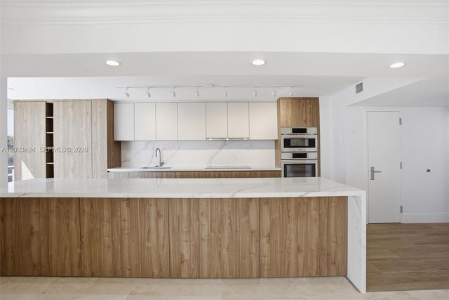 600 Grapetree Dr 4BS, Key Biscayne, FL 33149