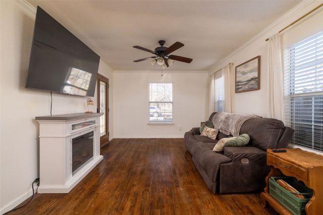 1011 S Waco Street, Weatherford, TX 76086