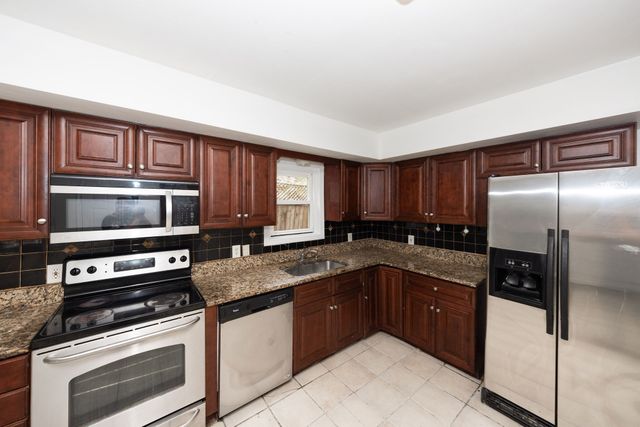 24 Ellsmere St, Worcester, MA 01604