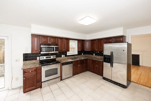 24 Ellsmere St, Worcester, MA 01604