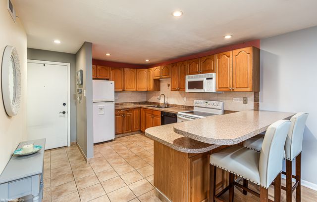 5840 W 77th Street 302, Burbank, IL 60459