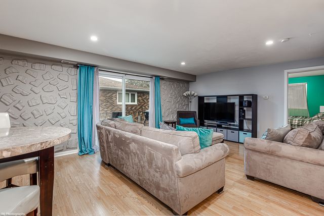 5840 W 77th Street 302, Burbank, IL 60459