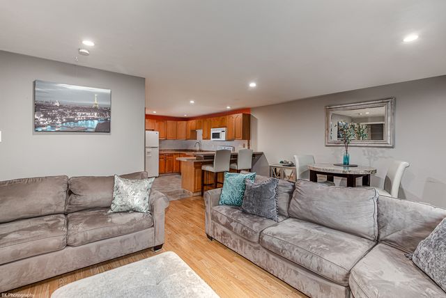 5840 W 77th Street 302, Burbank, IL 60459