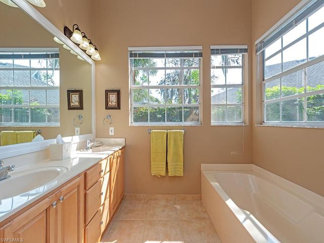 130 Amblewood LN 8-801, Naples, FL 34105