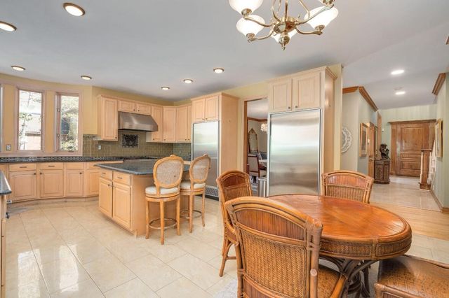 833 Lakewood Drive, Rochester Hills, MI 48309