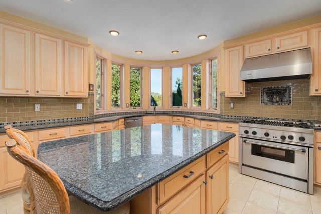 833 Lakewood Drive, Rochester Hills, MI 48309