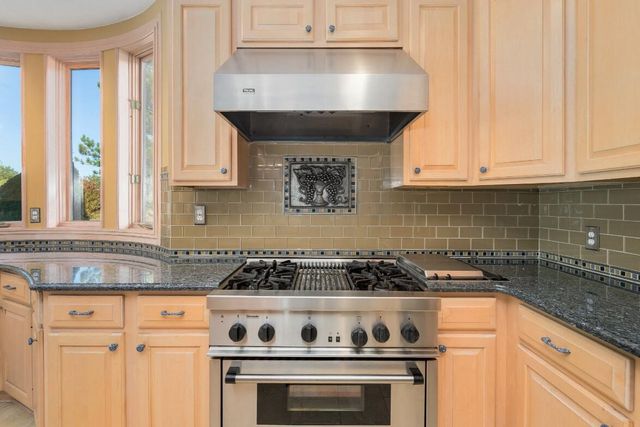833 Lakewood Drive, Rochester Hills, MI 48309
