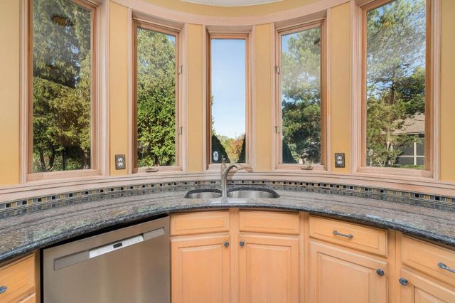 833 Lakewood Drive, Rochester Hills, MI 48309