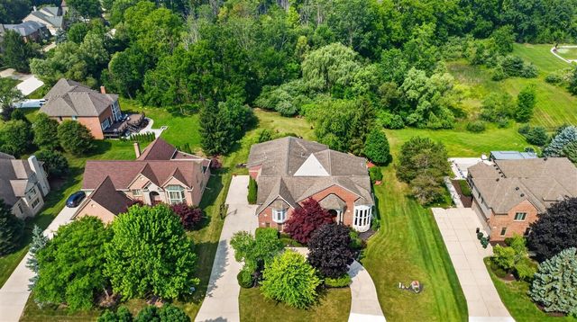 833 Lakewood Drive, Rochester Hills, MI 48309